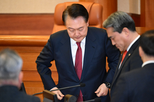 윤석열 대통령 탄핵심판 5차 변론이 열린 4일 서울 종로구 헌법재판소 대심판정에 윤 대통령이 입장하고 있다.<사진공동취재단·연합뉴스>